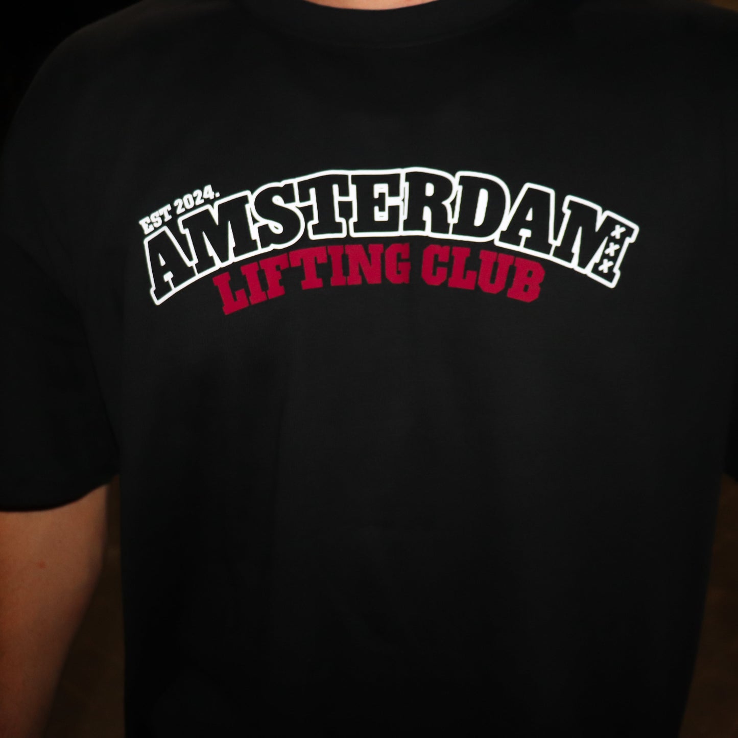 AMSTERDAM LIFTING FIT TEE — Black